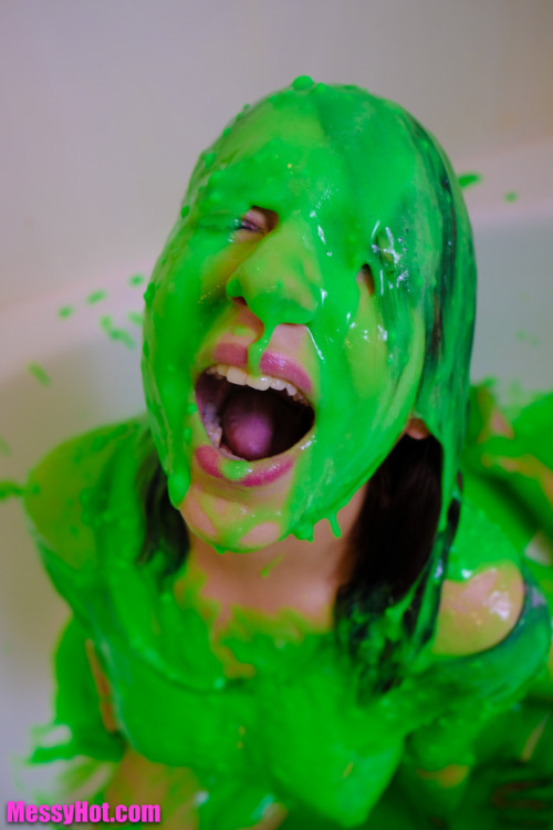 messyhot: I’ve been experimenting with slime as another form of messy expression… Messy