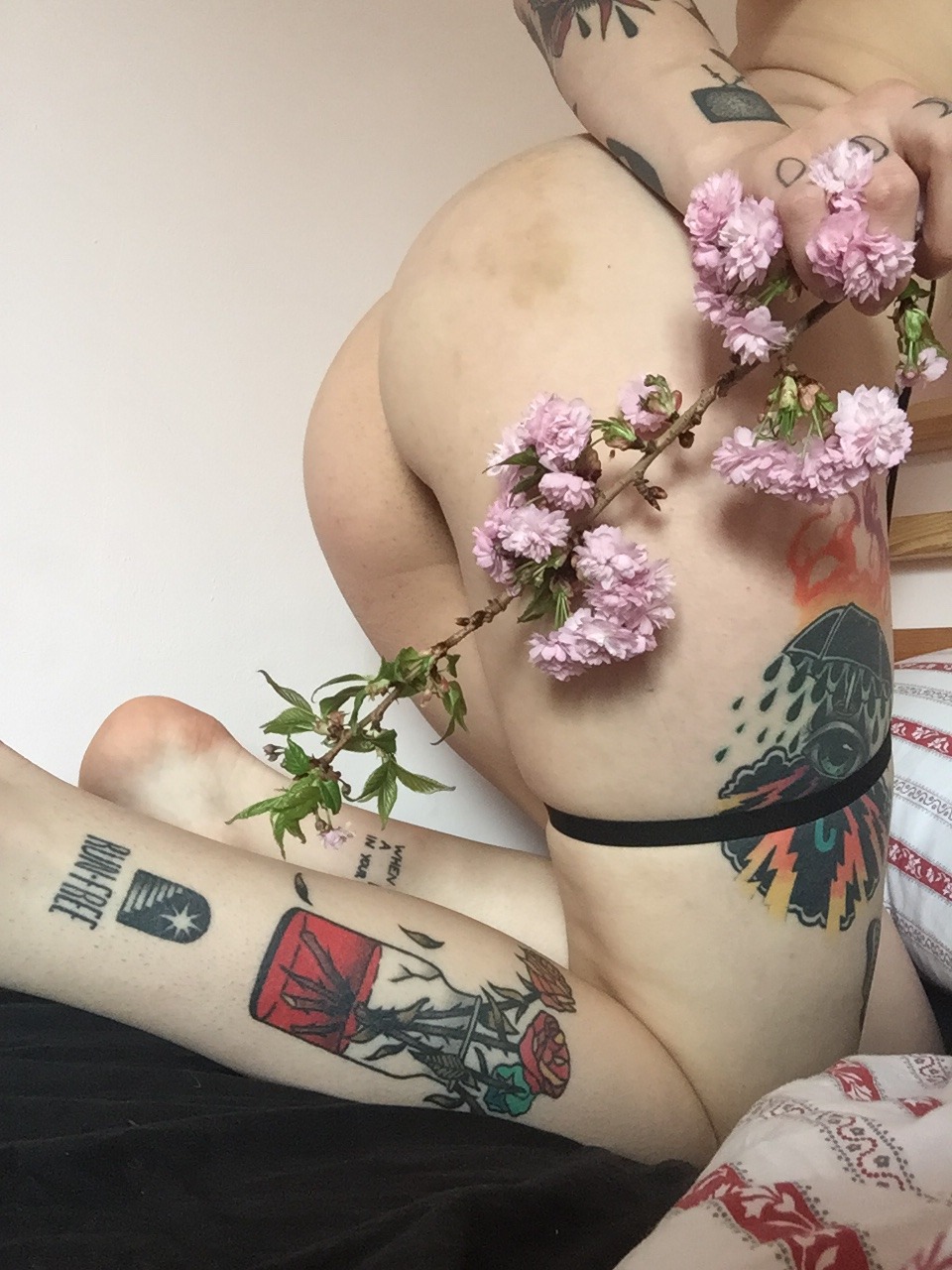 written-moths:  🌸🌸🌸 still got some fading bruises on my ass