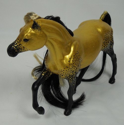 ahorseofeverycolor:The Goldsmith.This was the Grand Champions Mustang Stallion who someone had cut t
