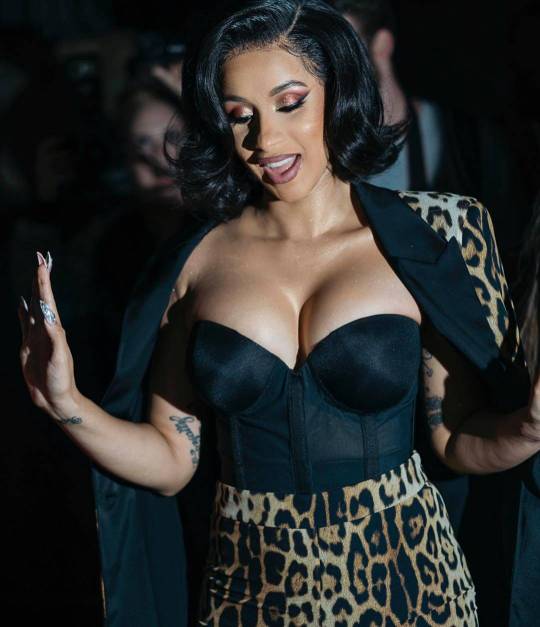 celebpicss:Cardi B