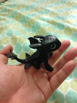 steenar:  oxgall:  la-vie-en-plastique:  If this isn’t the cutest officially made figure of Toothless, I don’t know what is.  how do i get this  I NEED!!! 