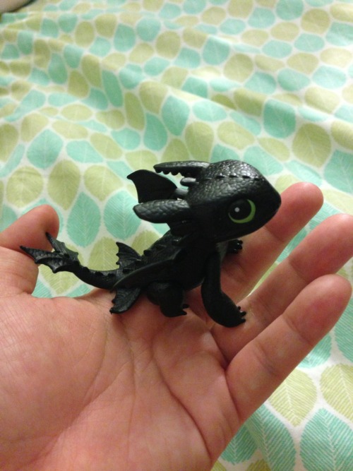 oxgall:  la-vie-en-plastique:  If this isn’t the cutest officially made figure of Toothless, I don’t know what is.  how do i get this 