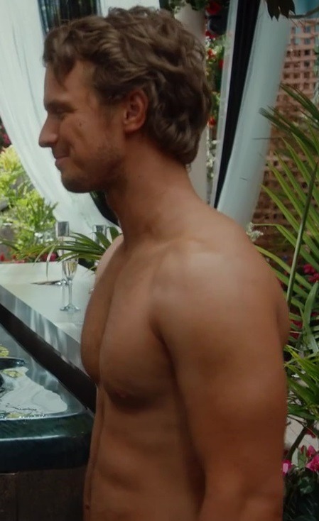 hotashellcelebmen:  More here : https://auscaps.me/2016/07/21/freddie-stroma-shirtless-in-unreal-2-07-ambush/ 