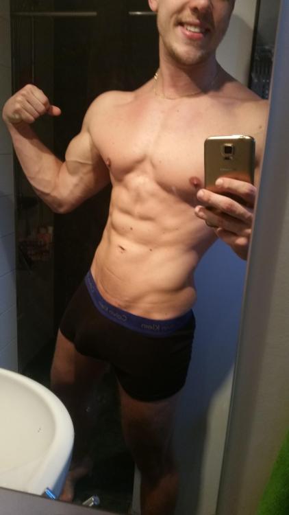hornyclick:  Uncircumcised muscular white stud