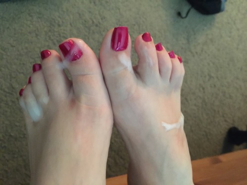 micofeet:  Crummy toes. Cum provided by @rawrf00tage