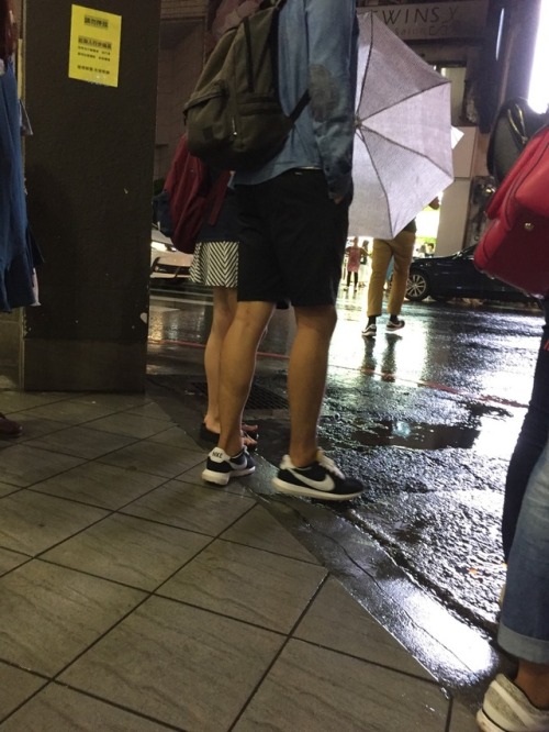 yourfootworld: 街拍-小腿好美喜歡這雙 有人有嗎？