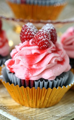 foodiebliss:  Chocolate Raspberry Champagne CupcakesSource: Yummy Crumble