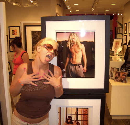 popculturediedin2009:Britney Spears in an art store, Valentine’s Day 2006