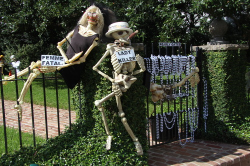 trashfirefallon:  xoxoblu:  quillusquillus:  maosandchayhem:  So I drive by this house every day on my way to work and it is definitely the Skeleton War HQ Photo Source: [x]  this is a fucking masterpiece   @trashfirefallon  I can’t go back to jail