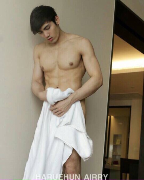 khongten00:  sexydick981:  vietnamesegay:  silosoboy:  he got paid lots of money by that old man to have sex with him.. he was to drunk to refuse his photos getting taken.  Trao bao thái  Ngon ngon . Thời buổi bây h đánh đổi v là bt  Đẹp