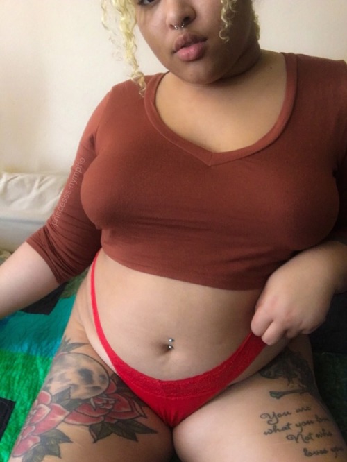 princesss-nympho:Roses pretty redShe love to keep it going, playing with my head  private sna