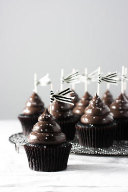 ugly–cupcakes:   New Year’s Eve Midnight Countdown Cupcakes  