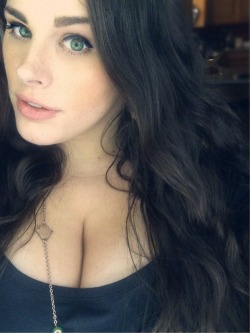 moloweez:  Hi :)  DamnHottBeautiful eyesAnd tits