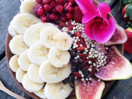 bananamylk: Acai Bowl Saturday ✿  Smoothie Ingredients: - 1 tbsp acai powder - handful frozen mixed 