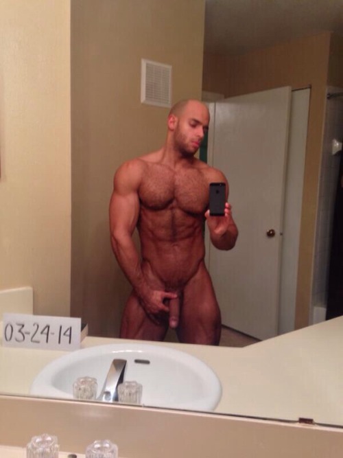 hotsexymenxxx:  Sean Zevran selfies