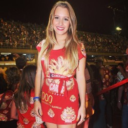 l-u-a-b-l-a-n-c-o:  @carladiaz, sua linda!