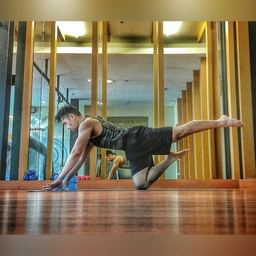 deftyogadudes:Strengthening index fingers and thumbs..it’s work for me..it’s very useful for  armsbalance and handstand practice 👍👍👍,just put only your index fingers and thumbs to the floor, the index fingers should one line with your forearm