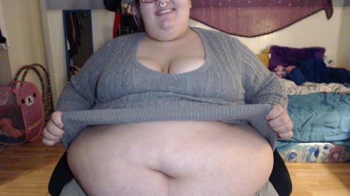 cute-fattie: it took me 12 years to upload this pic cuz my laptop is dying. RIP.    wishlist   