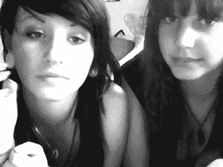 spa-xoxo:  we-are-a-mess-and-we-love-it:  ♀ + ♀ = ❤  Oh  I used to do this with my bff <3 