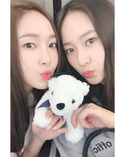 jessifanylove: jessica.syj : And we’re off~! ✈️ Getting comfy on our @united fl
