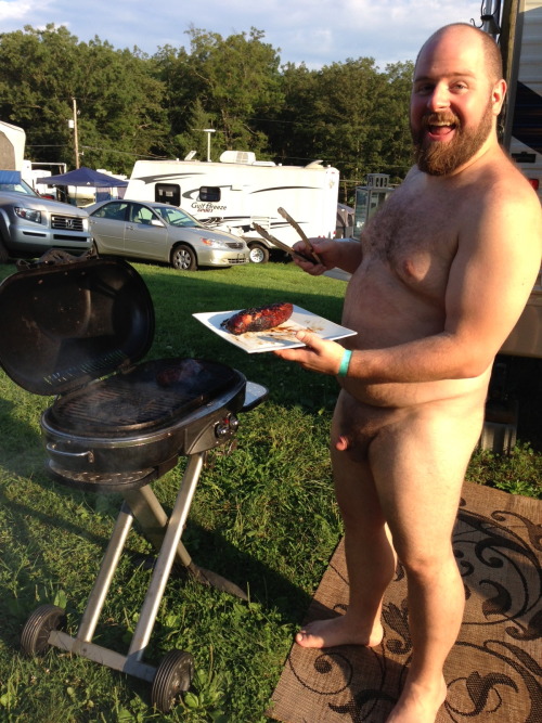 benjidacub:  cubmd4u:  piep1961:  cubmd4u:  Camping at The Woods in PA (Nudist Weekend, early August 2013)  Seine “Wurst” ging nicht,die wäre durch den Rost gefallen… ;-)    ( Nicht persönlich nehmen )  Some dude said I have a small penis in