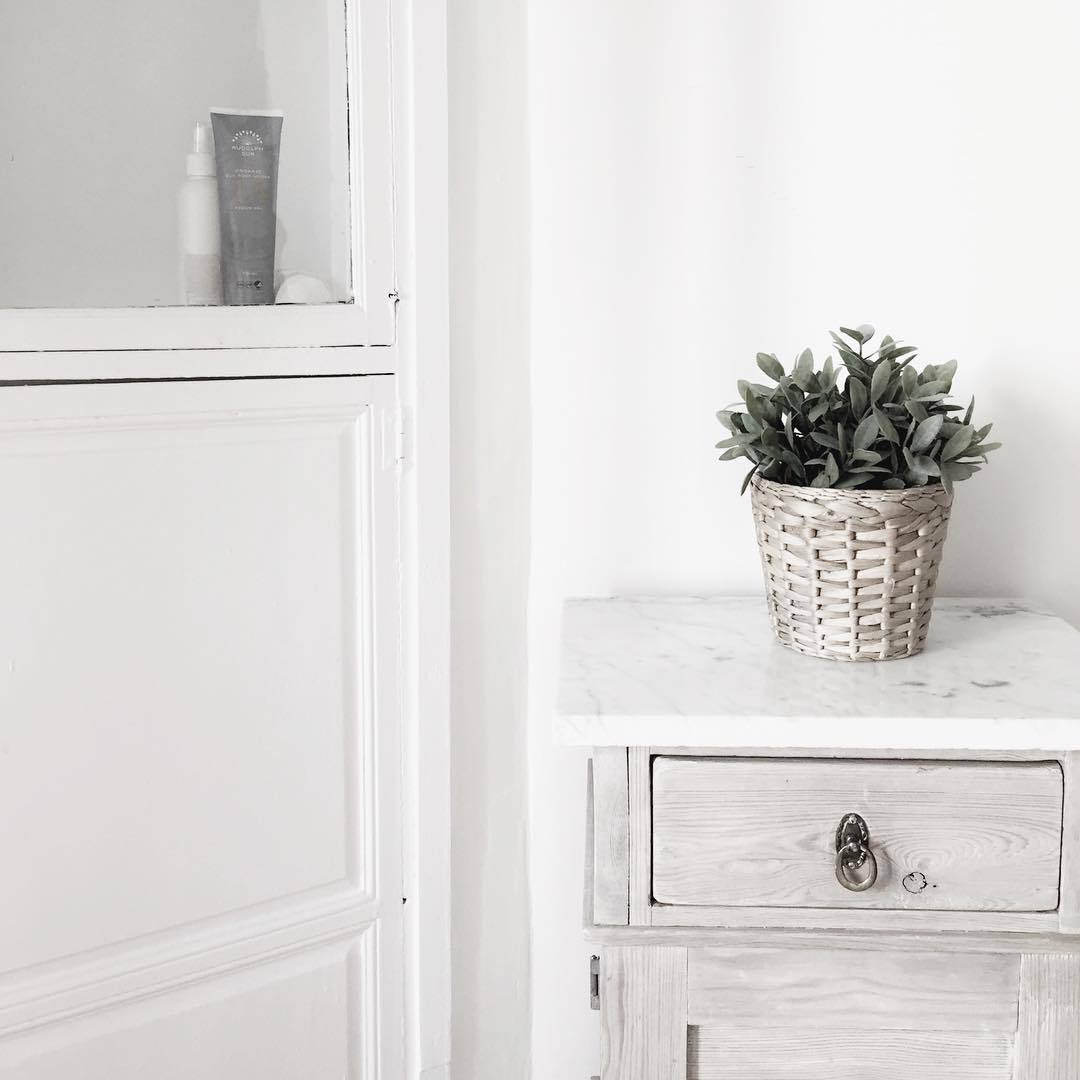 septemberedit:  Simplicity… #interiordesign #details #decorations #greenplant #marble