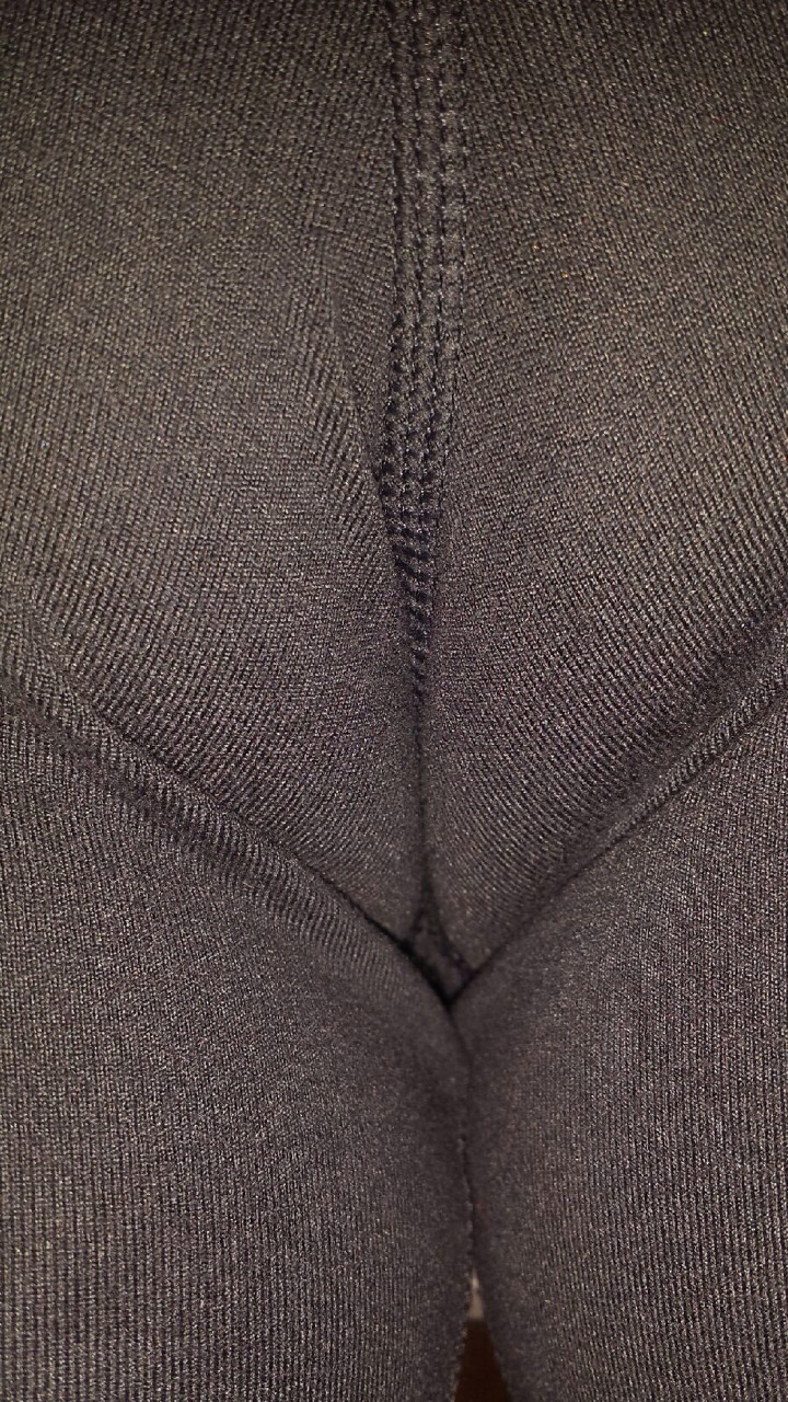 meandmywifearekinky:  By request a camel toe in my yoga pants