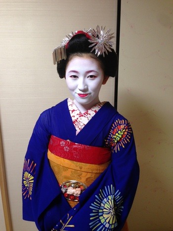 geisha-kai:  Maiko Koharu for August 2014 - navy fireworks kimono (SOURCE) Fireworks