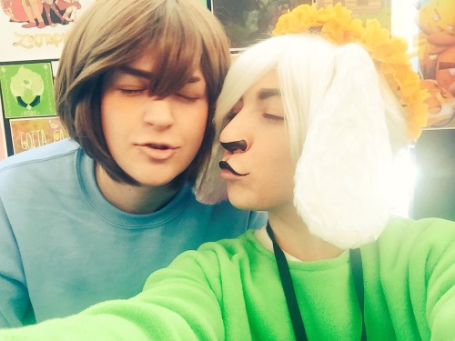 skinnymister:thank you for a wonderful weekend, avcon! @chromichromi and i were frisk and asriel, t