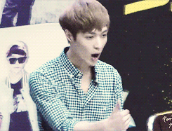 jonginnies:  the way Yixing bows to the fans tho lol 