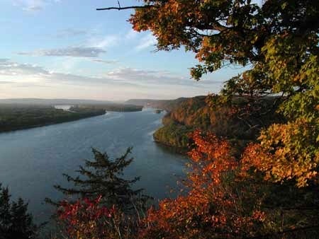 angrylilshit:  So like, I’ve never understood those posts that are like “oh the midwest is nothing but cornfields” like,haveyoueverfuckinglookedattheMidwestonceinyourlife?TheMidwestisabsolutelyfuckingbeautiful.