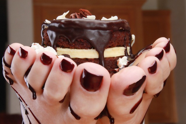 :footfetishdreamss:Dessert anyone ? 🍫🍪🍩🍦🍭🧁Let me know if any of