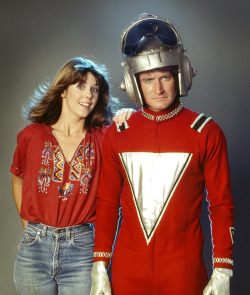 jasonfnsaint:  Pam Dawber as Mindy McConnell and Robin Williams as Mork in Mork &amp; Mindy (1978-1982) 