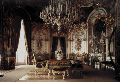 eine-schoene-schrecklichkeit:  the extreme opulence makes me want to vomit.  I love it.