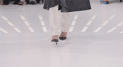 fagunt:  vogueanon:  natural-thin:  Ohhhh no society cmon she needs some runway training