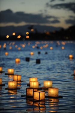 bvmblebee:  bvmblebee Lanterns floated with