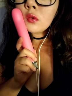 annabluelove:  My dildo is the length of my face 😅