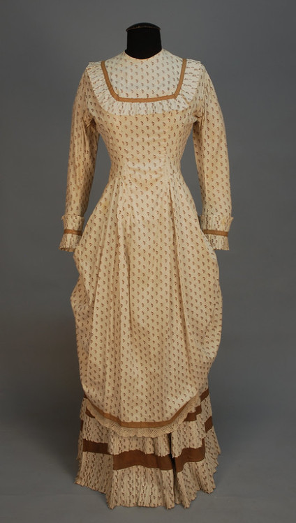 PRINTED COTTON POLONAISE DRESS, 1880’s. Cream with repeat of brown grape clusters, unboned pan