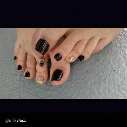 tootoes:By @milkytoes “Twisted pinky!” via @PhotoRepost_app