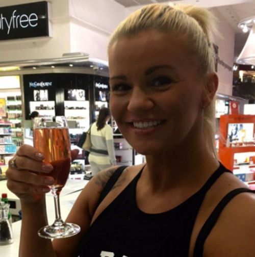 Kerry Katona komplett besoffen auf Gran CanariaIm April schockierte der Atomic-Kitten Star Kerry Katona mit diesen unrühmlichen Aufnahmen, auf denen zu sehen ist, wie sie sturzbetrunken am Flughafen von Gran Canaria liegt und sich sogar in aller Öffentlic