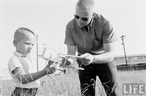 good-and-colorful: jump-suit:Neil Armstrong with his son Eric. Photos by Ralph MorseI’ve n