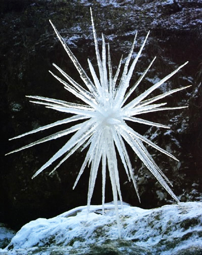 fluffyshnupps:  There’s something eerily beautiful about Goldsworthy’s snow and ice sculptures… I can’t quite put my finger on it (just as well, as I imagine it’d get very cold). There’s a quiet serenity about them that I simply love, and