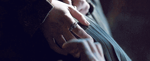 builtmythrone:Jon Snow &amp; Daenerys touching hands