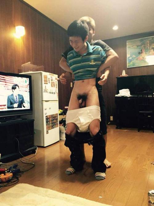 men-humiliated: hellowhitebriefs: pantsed  I love how he holds his arms so everyone can see his