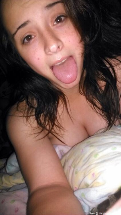 itsexy:  Young girl taking selfie