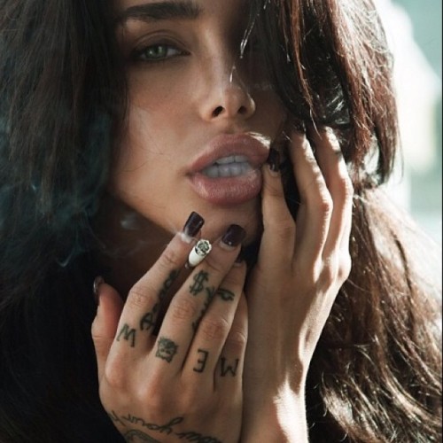 motz-hottest-eyecandy:     EYECANDY    