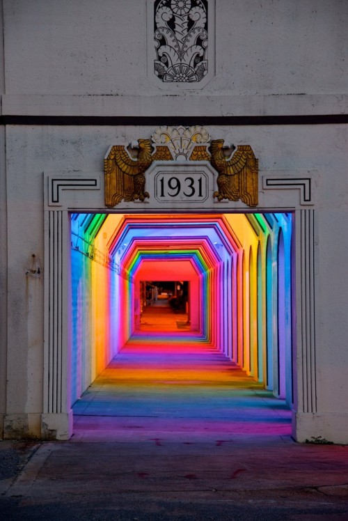 トンネルの電飾を虹色にしたインスタレーション。事故起きそうだけど綺麗。(via LightRails)