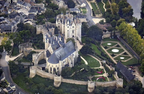 castlesandmedievals:Château de Montreuil-Bellay The Château de Montreuil-Bellay is a historical buil