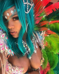 brownnesscrew: Rihanna Cropover.