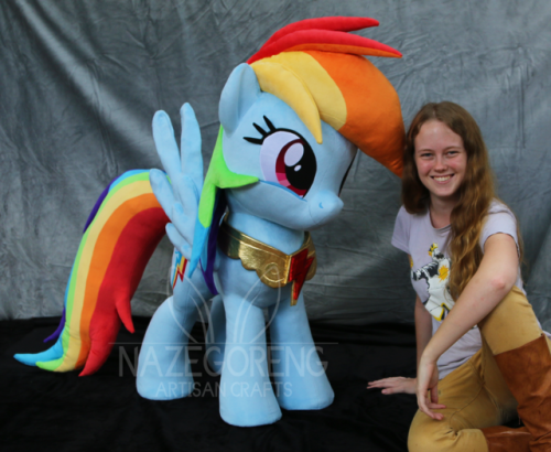tambelon:  nazegoreng:  Lifesize (42") Rainbow Dash Plushie! Made by me. For more info check out her DA post: http://nazegoreng.deviantart.com/art/Lifesize-Rainbow-Dash-Custom-Plush-526409297  Oh wow, she came out absolutely lovely, Naz! Love her